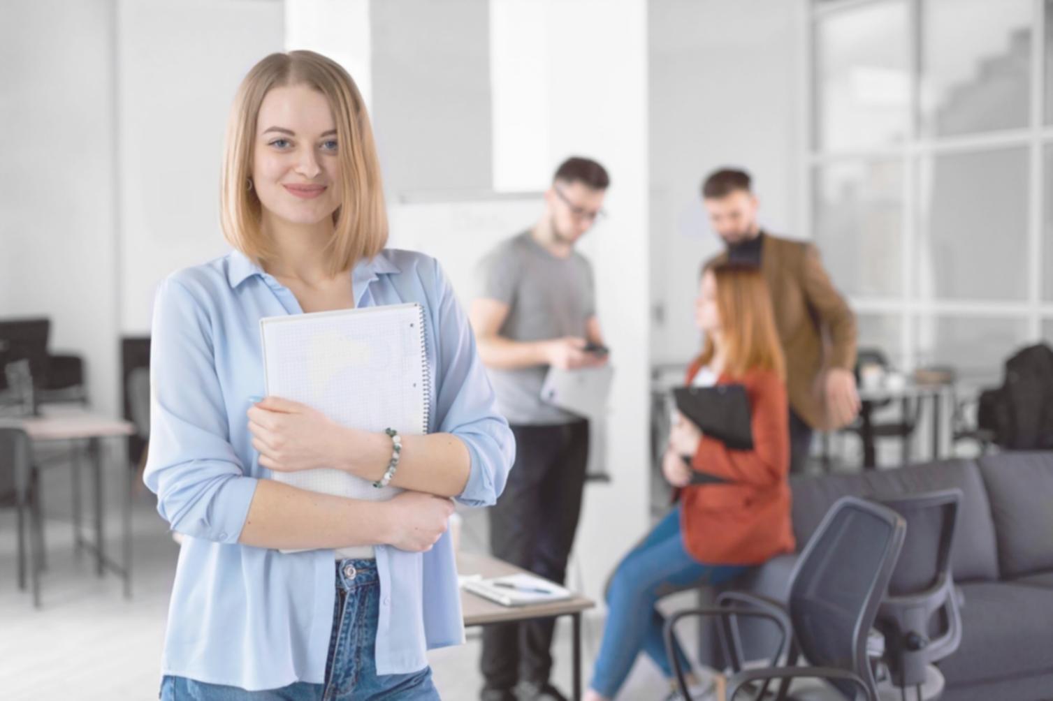 Analiză financiară cu documente și grafice pe birou